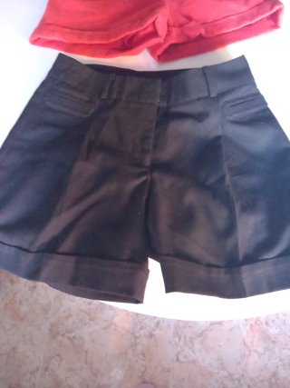 Pantalones cortos rojos y negros