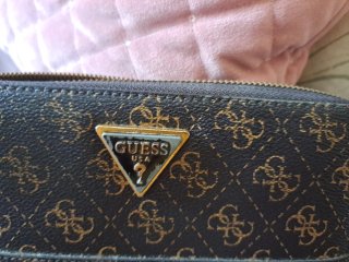 Monedero Guess con correa
