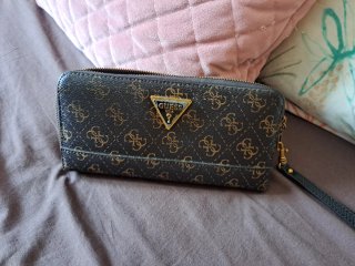 Monedero Guess con correa