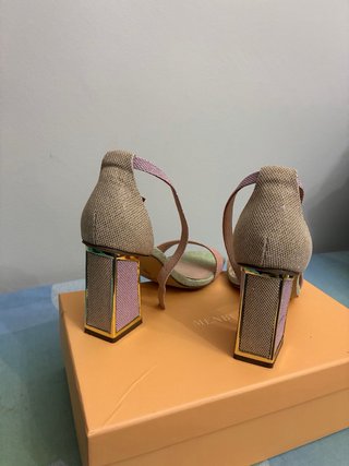 Zapatos de tacón Menbur dorados y rosas