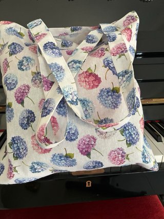 Bolsa reutilizable solidaria hecha a mano