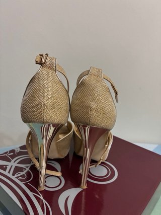 Zapatos de tacón dorados