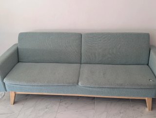 Sofá de tela y madera