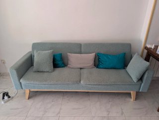 Sofá de tela y madera