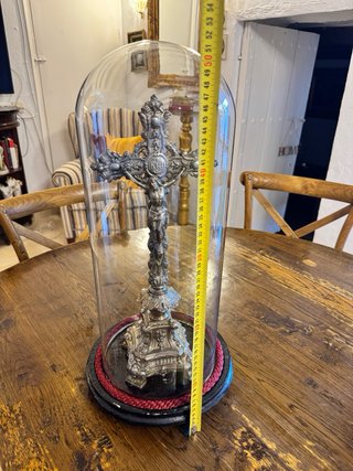 Crucifijo con fanal de cristal
