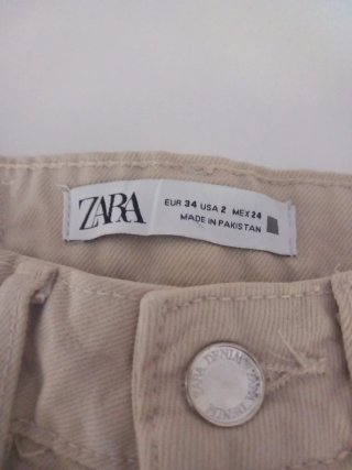 Pantalón beige Zara y top negro