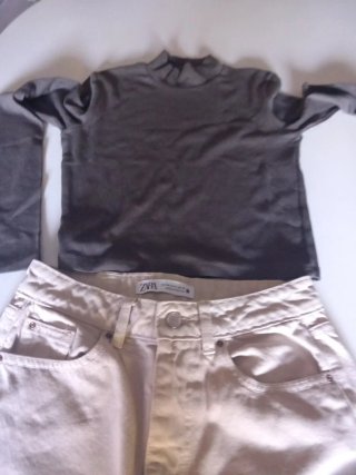 Pantalón beige Zara y top negro