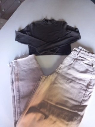 Pantalón beige Zara y top negro