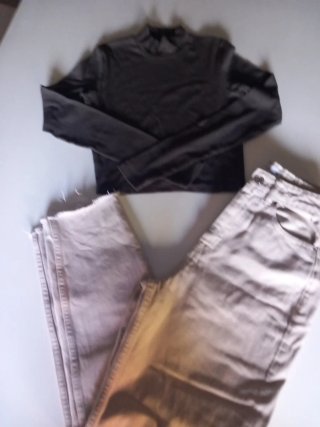Pantalón beige Zara y top negro