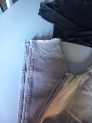 Pantalón beige Zara y top negro