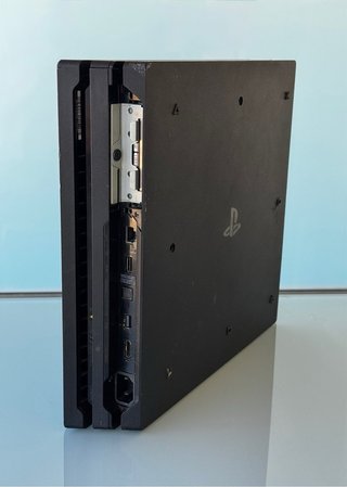 PS4 Pro 1TB + Videojuego + Mando + Cables