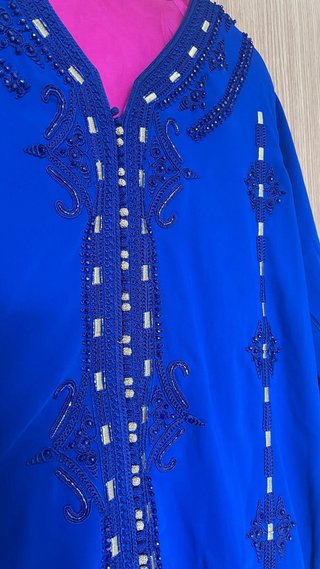 Vestido largo azul con detalles