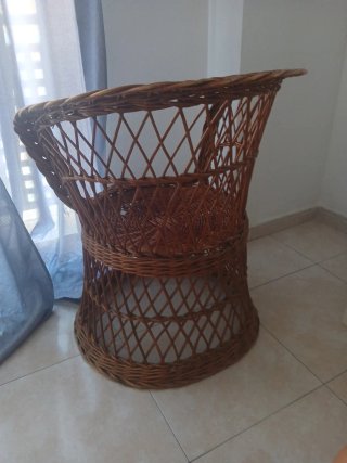 Sillón de mimbre marrón
