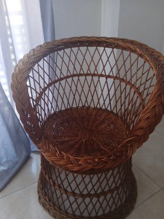 Sillón de mimbre marrón