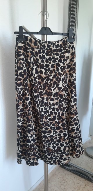 Falda de corte midi. Nueva sin estrenar. Estampado
