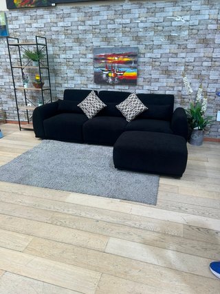 Divano Chaise Longue Nero con Pouf