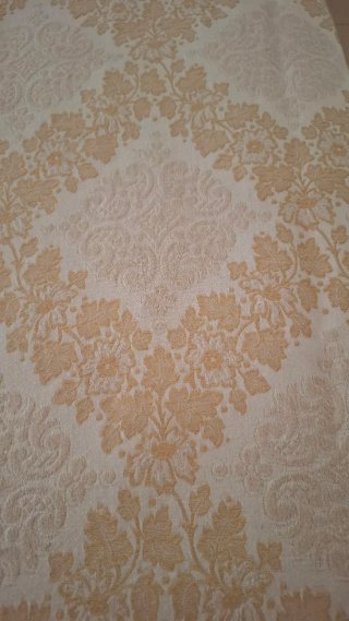 Colcha antigua beige y blanca