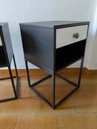 Dos mesitas de noche Vikhammer Ikea