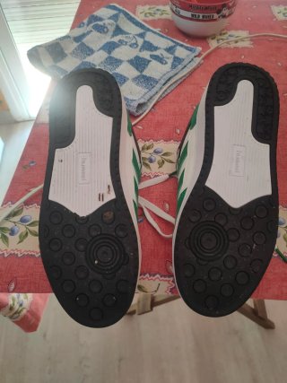 Zapatillas deportivas verdes y blancas.nuevas