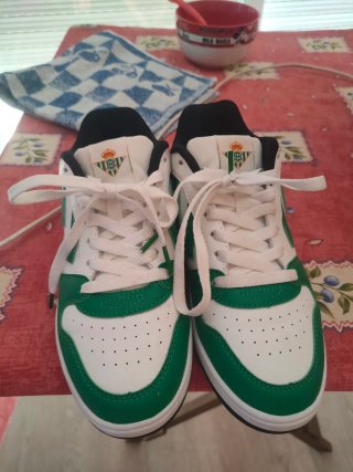 Zapatillas deportivas verdes y blancas.nuevas