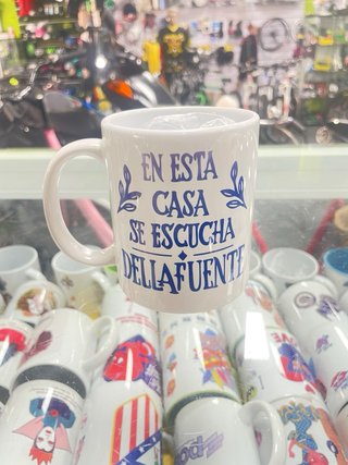 Taza En esta casa se escucha DellaFuente