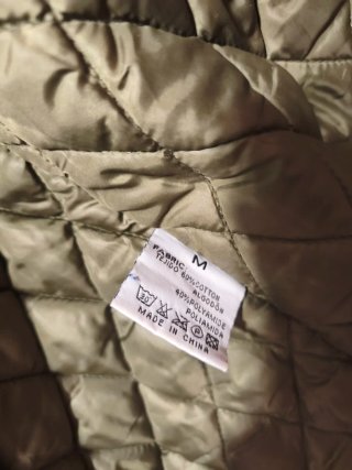 Abrigo verde militar con capucha
