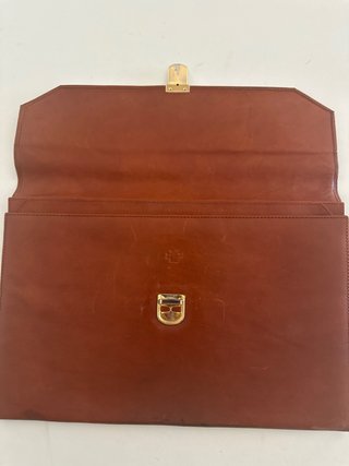 Cartera de mano marrón piel