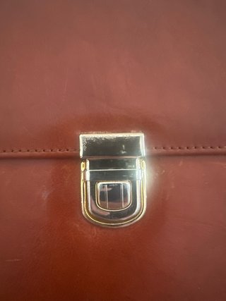 Cartera de mano marrón piel