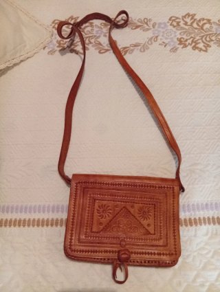 Bolso de cuero marrón.Hecho a mano por un artesano