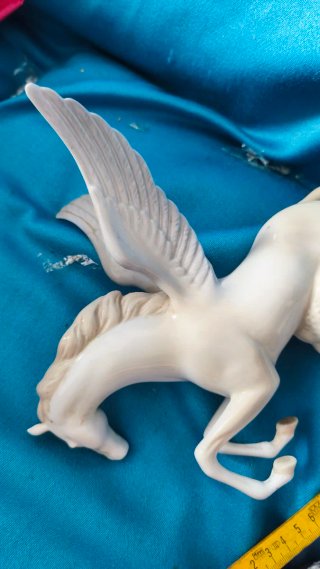 Figura Pegaso Porcelana Miquel Requena