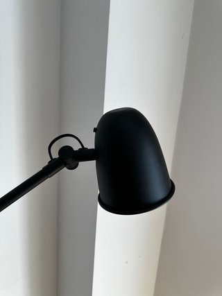 Lámpara de pie negra plegable
