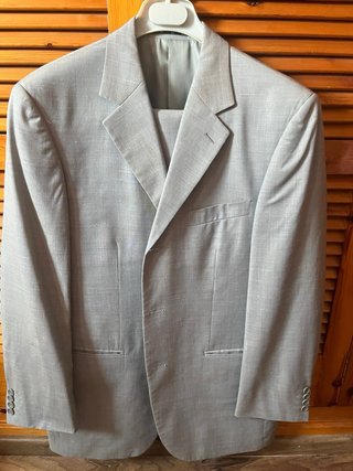 Traje marca Yonello italiana .