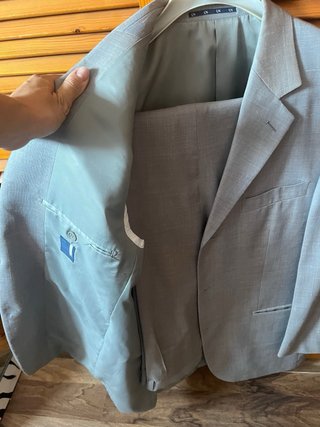 Traje marca Yonello italiana .