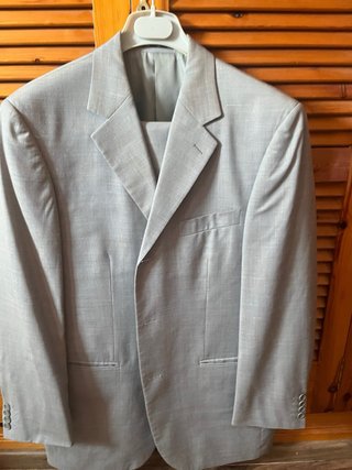 Traje marca Yonello italiana .