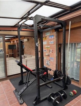 Rack de gimnasio con banco y pesas