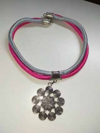 Collar cordones gris y rosa con colgante