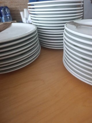 Juego de platos de cerámica blancos muchas unidade