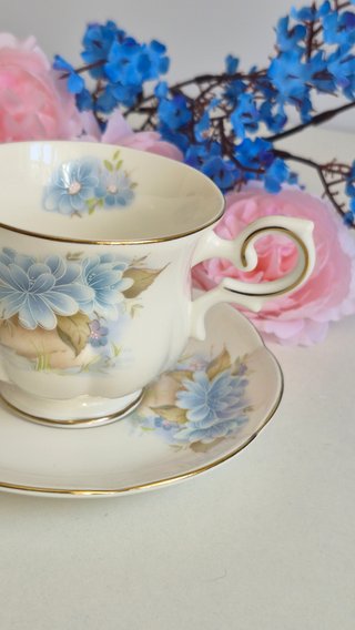 Taza y platillo porcelana inglesa floral