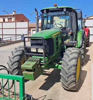 Tractor John Deere 6330.
