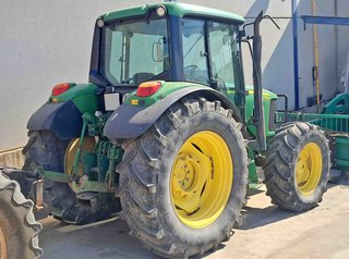 Tractor John Deere 6330.