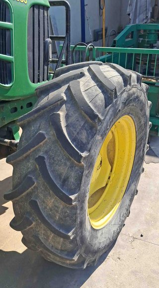 Tractor John Deere 6330.