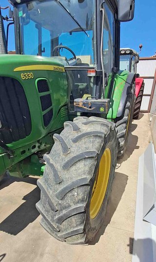 Tractor John Deere 6330.