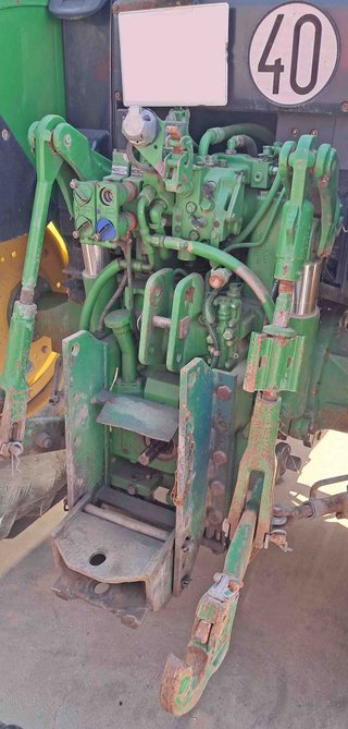 Tractor John Deere 6330.
