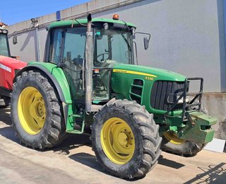 Tractor John Deere 6330.