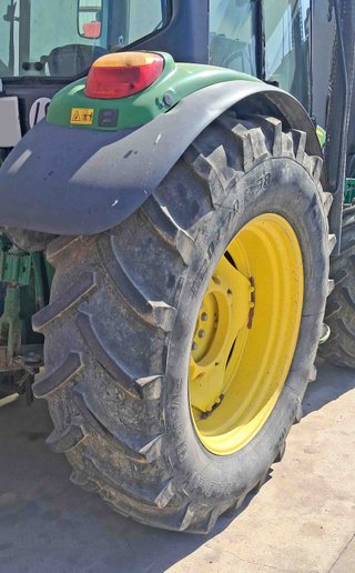 Tractor John Deere 6330.