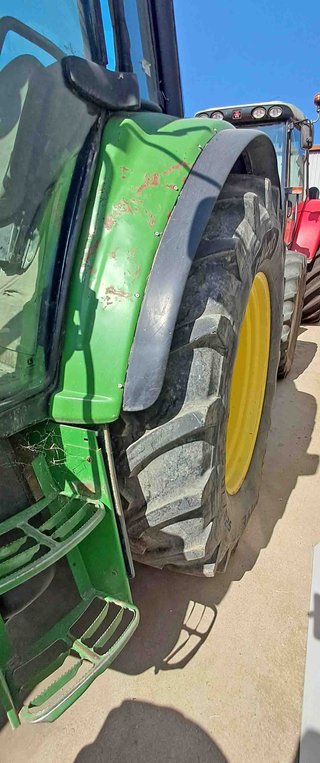 Tractor John Deere 6330.