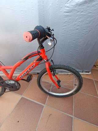 Bicicleta infantil roja