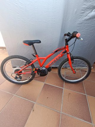 Bicicleta infantil roja
