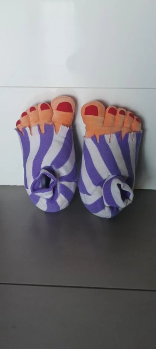 Pantuflas divertidas de pies con rayas