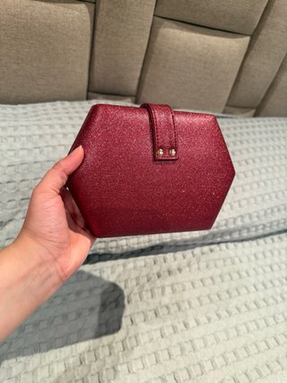Bolso de fiesta hexagonal con abeja dorada